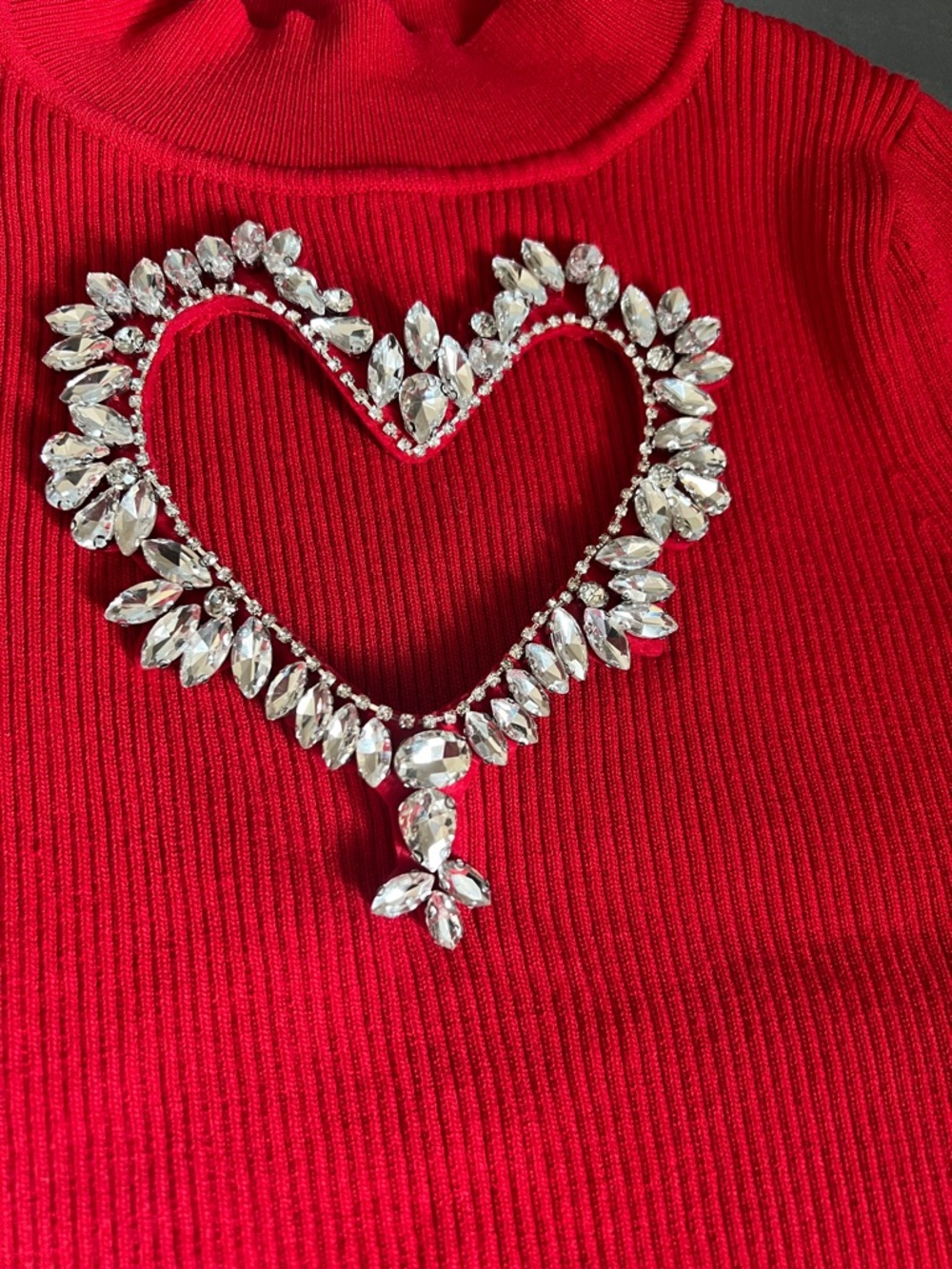 ✨AKIRA Red Ribbed Cropped Tee with Heart Cutout and Crystal Detail✨ - Picture 7 of 10